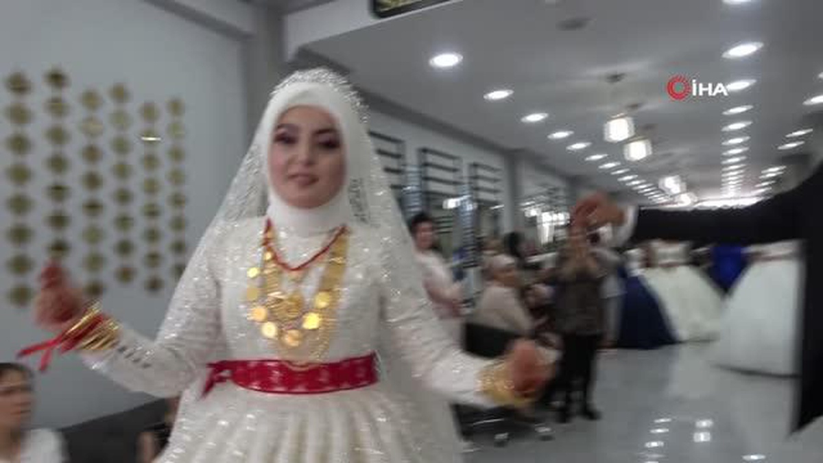 Bu kuaföre gelen gelinler oynayarak düğüne gidiyor