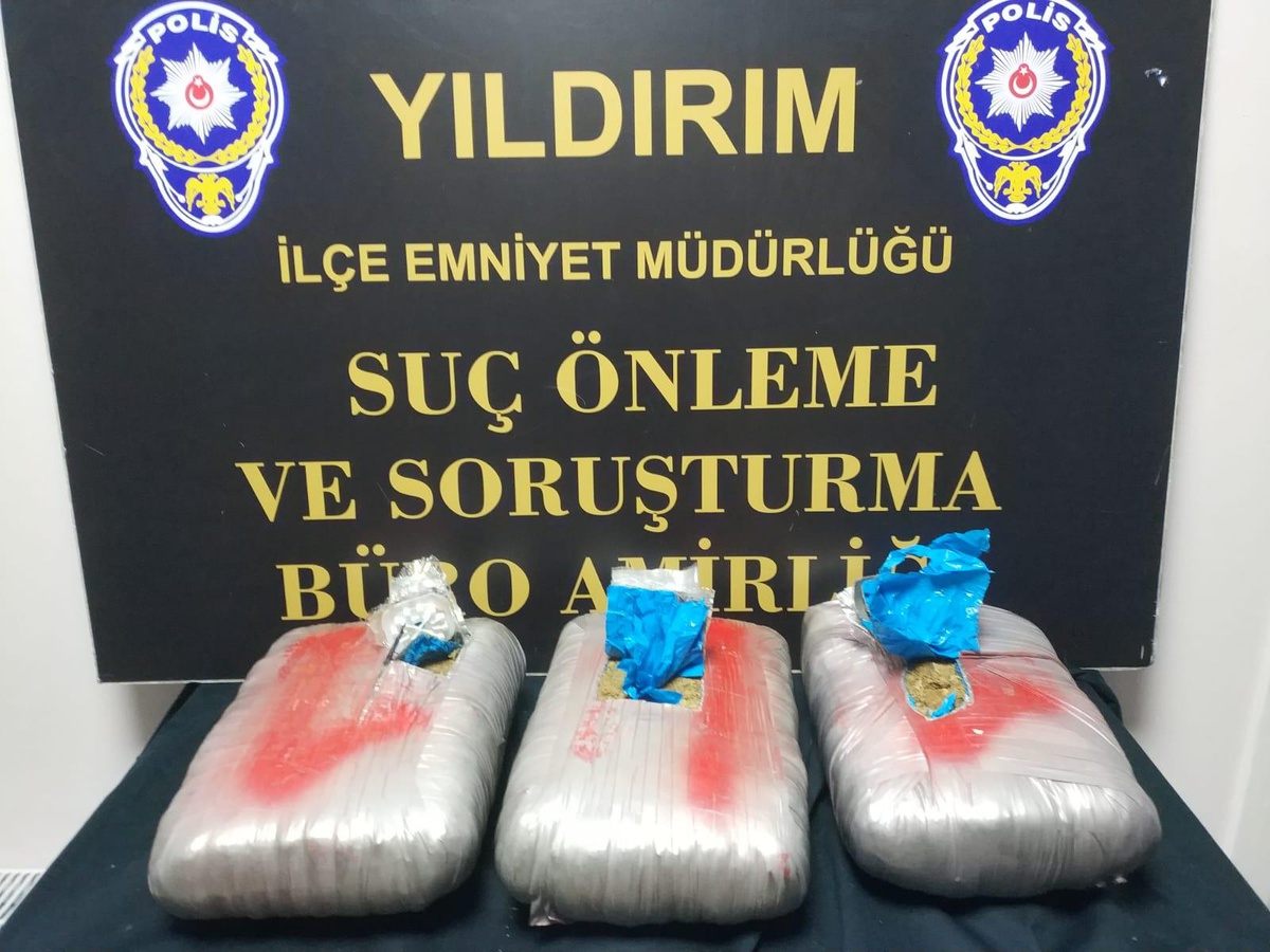 Bursa\'da motosikletle bir eve uyuşturucu götüren şüpheli yakalandı