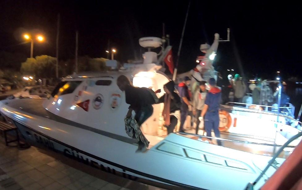 Çanakkale açıklarında 22 düzensiz göçmen kurtarıldı