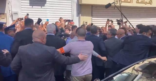 Cezayir'de kalabalığı selamlarken beklemediği tepkiyle karşılaşan Macron, apar topar aracına bindirilip uzaklaştırıldı Cezayir'de kalabalığı selamlarken beklemediği tepkiyle karşılaşan Macron, apar topar aracına bindirilip uzaklaştırıldı