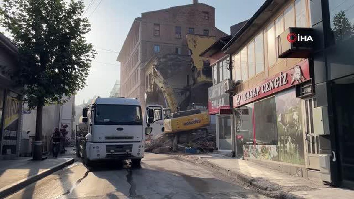 Çorum'da kent meydanı için kamulaştırılan binalar yıkılıyor