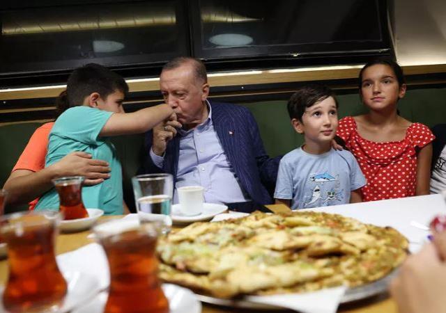 Cumhurbaşkanı Erdoğan'dan sürpriz pastane ziyareti! Vatandaşlar şaşkınlıklarını gizleyemedi Cumhurbaşkanı Erdoğan'dan sürpriz pastane ziyareti! Vatandaşlar şaşkınlıklarını gizleyemedi