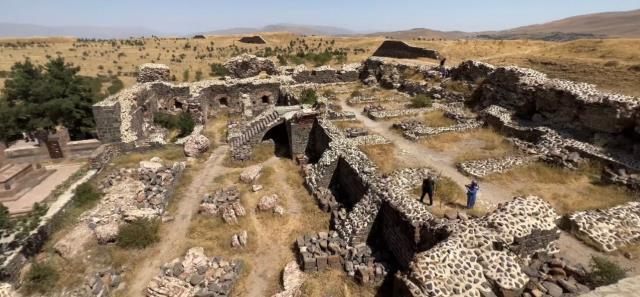 Erzurum'da duvardaki kan izlerinin hikayesini dinleyenler gözyaşlarına hakim olamıyor Erzurum'da duvardaki kan izlerinin hikayesini dinleyenler gözyaşlarına hakim olamıyor
