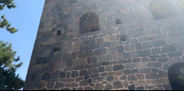 Erzurum'da duvardaki kan izlerinin hikayesini dinleyenler gözyaşlarına hakim olamıyor Erzurum'da duvardaki kan izlerinin hikayesini dinleyenler gözyaşlarına hakim olamıyor