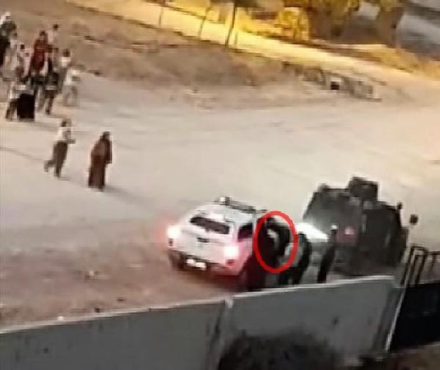 Eşini ve 3 kızını öldüren şüpheliye keşif sonrası mahallelinin tepkisi kamerada Eşini ve 3 kızını öldüren şüpheliye keşif sonrası mahallelinin tepkisi kamerada