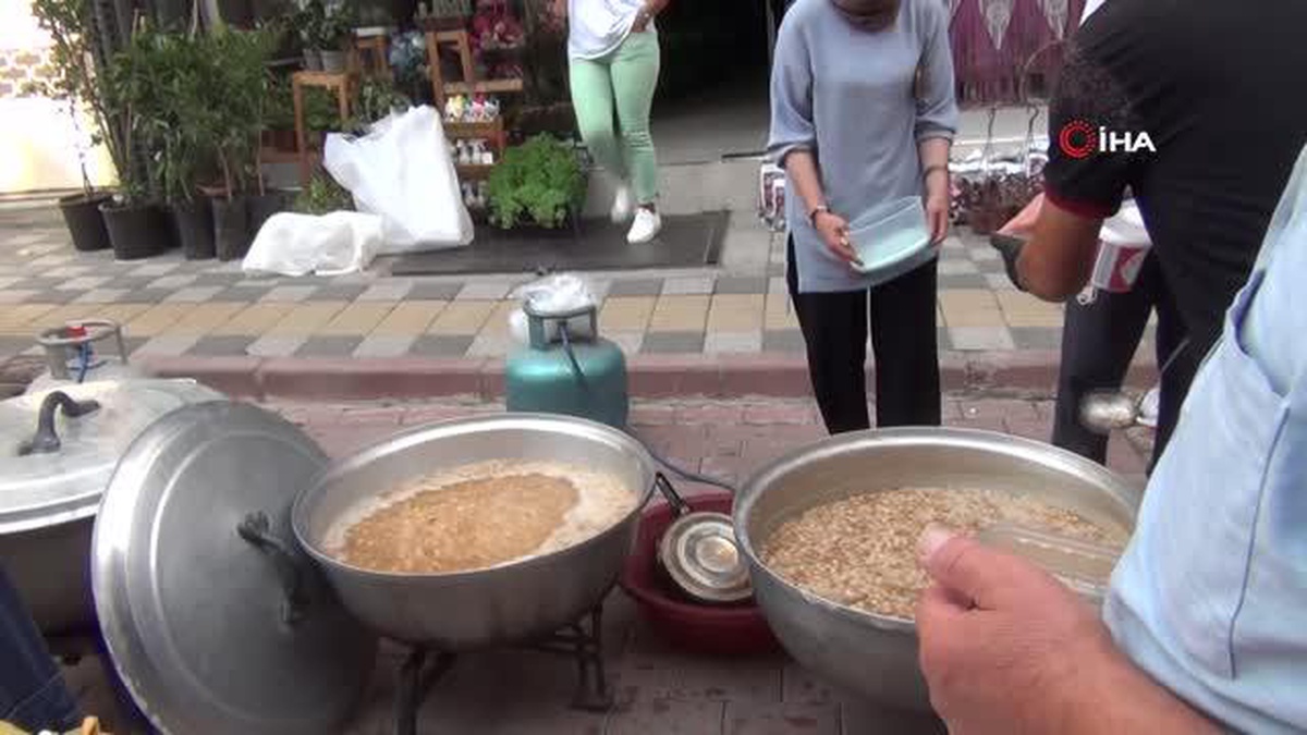 Esnafların malzemelerini ortaklaşa temin ettiği aşure vatandaşlara ikram edildi