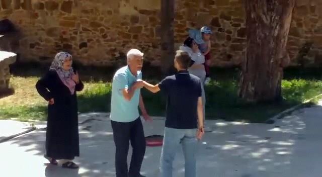 Her saniyesi kan donduruyor! Çocuğunun gözleri önünde eski eşini defalarca bıçakladı Her saniyesi kan donduruyor! Çocuğunun gözleri önünde eski eşini defalarca bıçakladı