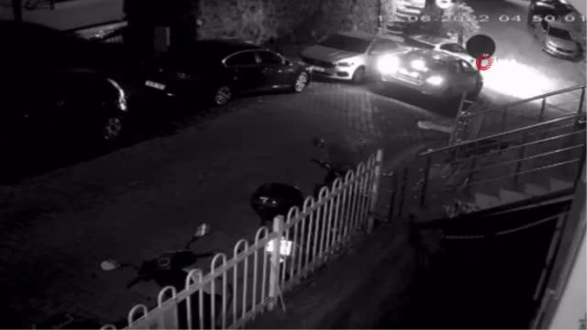 İstanbul\'da ilginç hırsızlık kamerada: Taksi ile gelip aracın jant kapağı çaldı