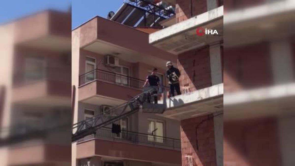 İnşaat halindeki binanın 2. katında mahsur kalan kediyi itfaiye ekipleri kurtardı