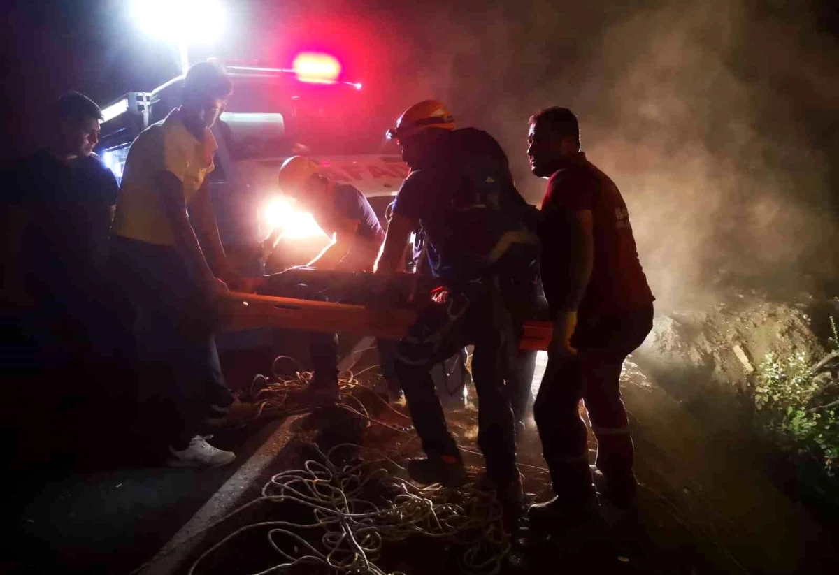 Isparta\'da şarampole devrilen otomobildeki 2 kişi öldü 1 kişi yaralandı
