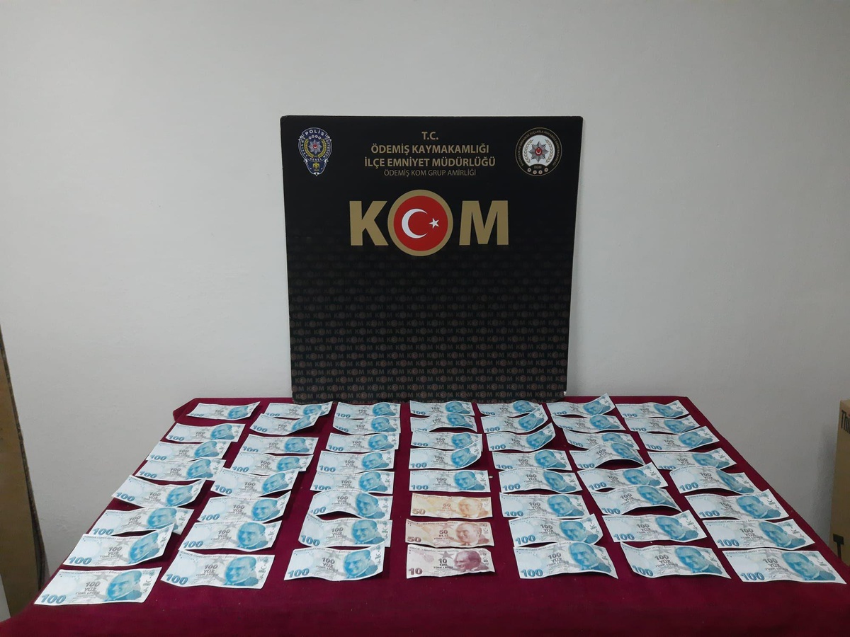 İzmir\'de otomobilinde sahte para bulunan kişi gözaltına alındı