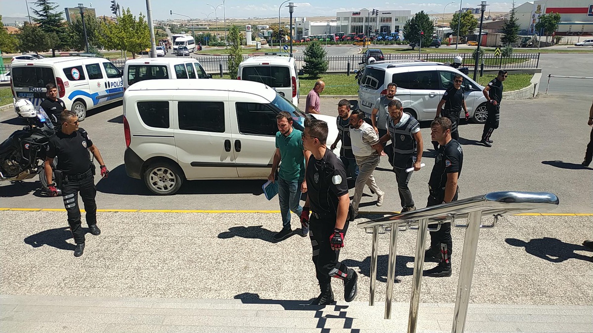 İzmir\'de yakalanan Karaman\'daki cinayetin zanlısı tutuklandı