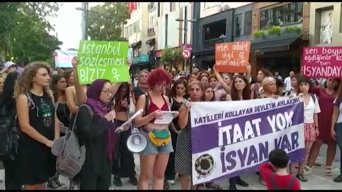 Kadıköy\'de Bir Araya Gelen Kadınlar Şarkıcı Gülşen Çolakoğlu\'nun Serbest Bırakılmasını İstedi