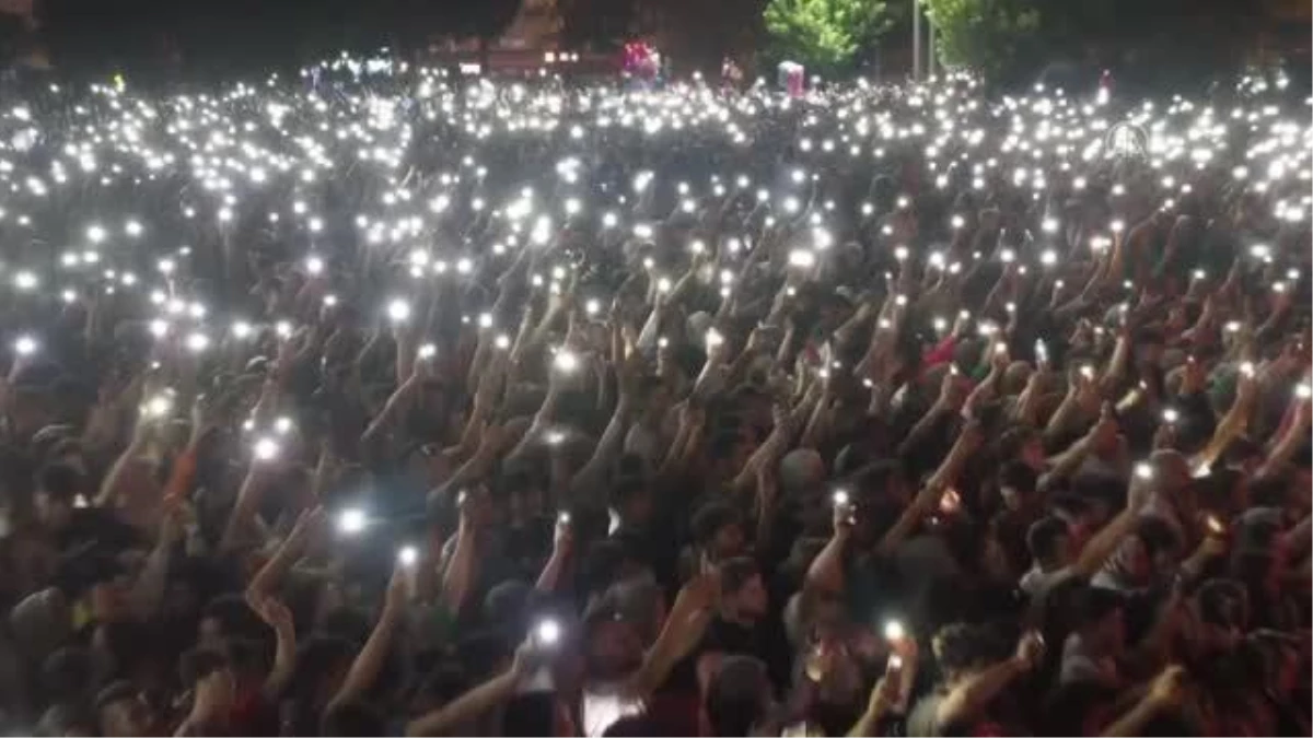 Kahramanmaraş\'ta yaz konserleri kapsamında sanatçı Zara sahne aldı