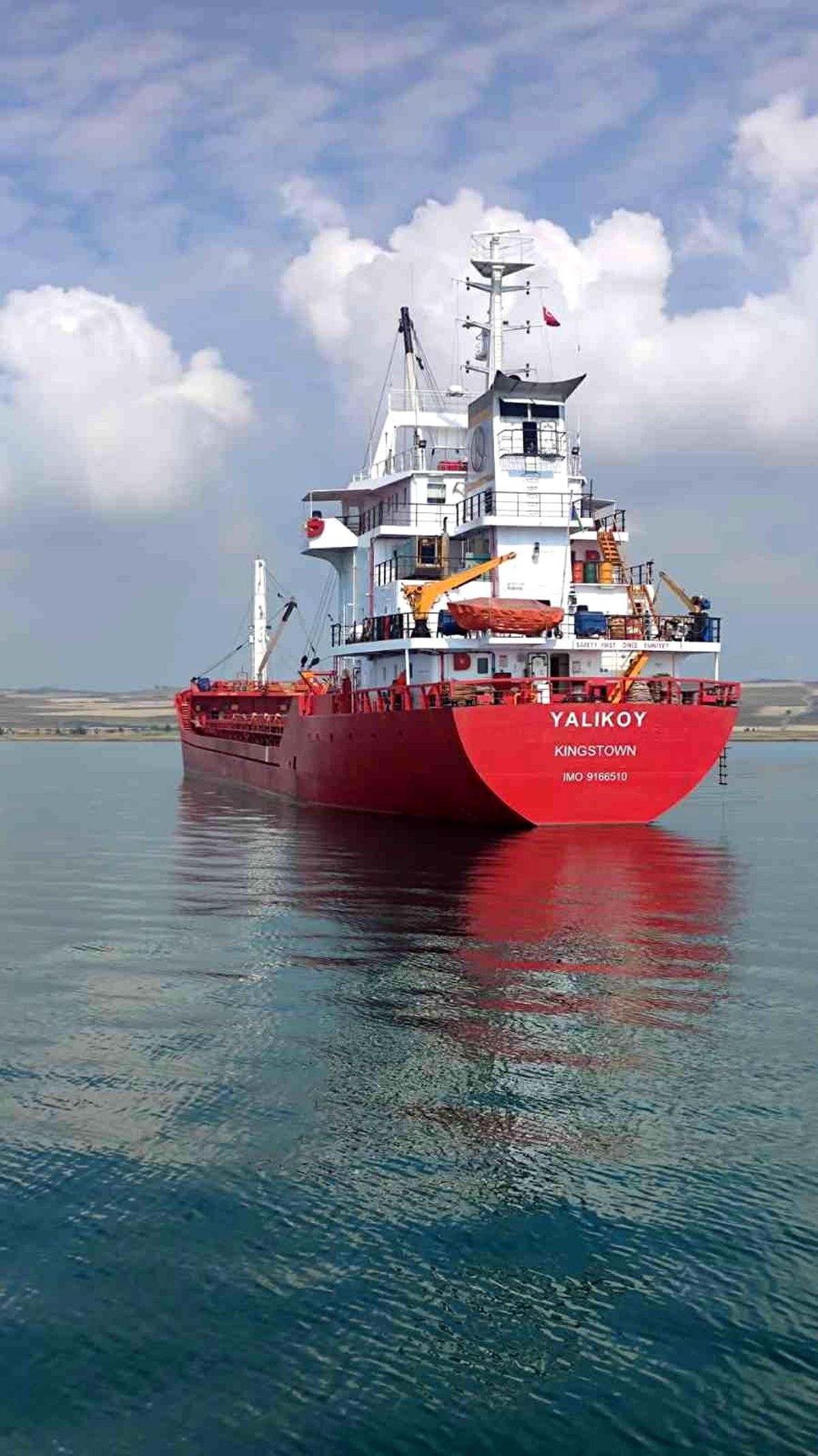 Kargo gemisi Çanakkale\'de karaya oturdu
