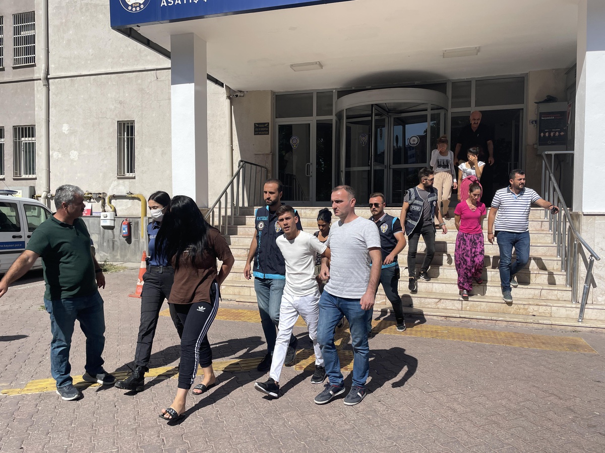 Kayseri\'de 830 bin liralık ziynet eşyası çaldıkları iddiasıyla 6 zanlı yakalandı