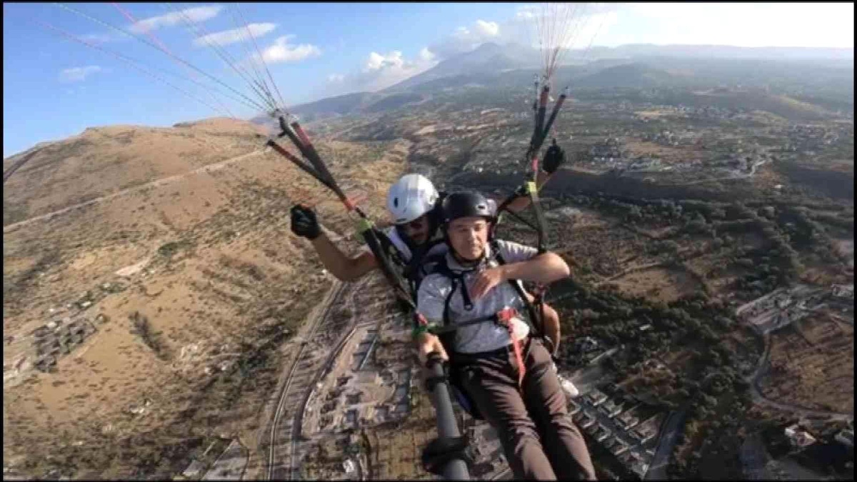KAYSO Meclis Başkanı Özkaya; yamaç paraşütü ile uçtu
