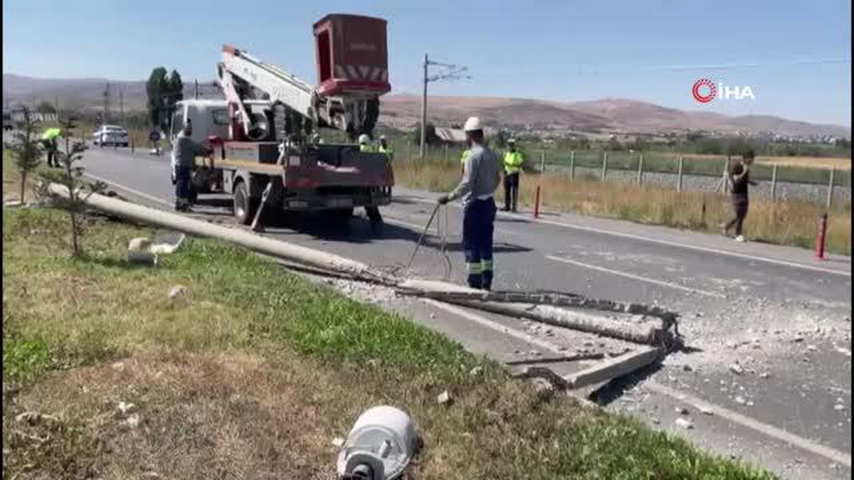 Kontrolden çıktı aydınlatma direğine çarptı