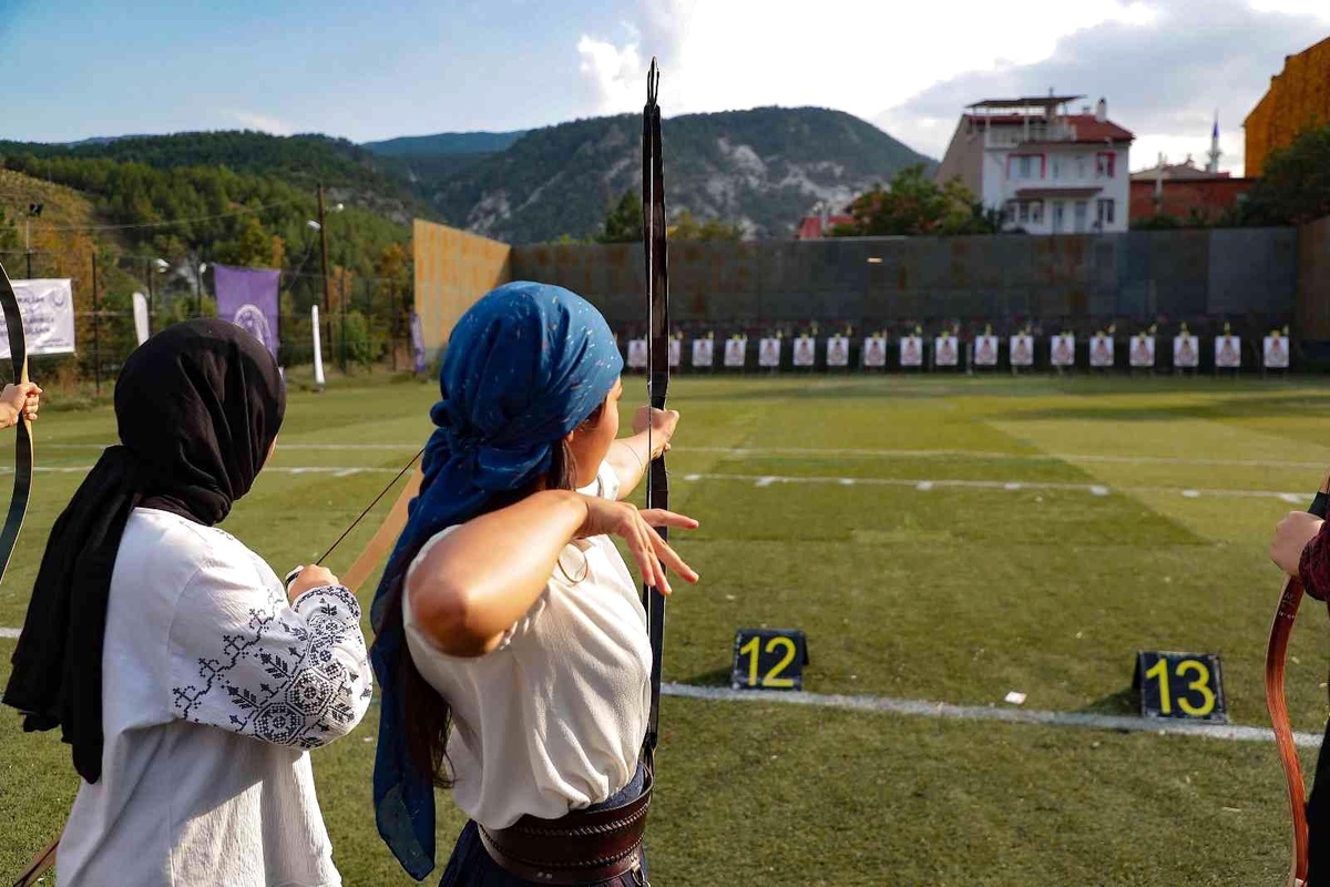 Kütahya\'da Türkiye Geleneksel Türk Okçuluk Federasyonu Zafer Kupası heyecanı