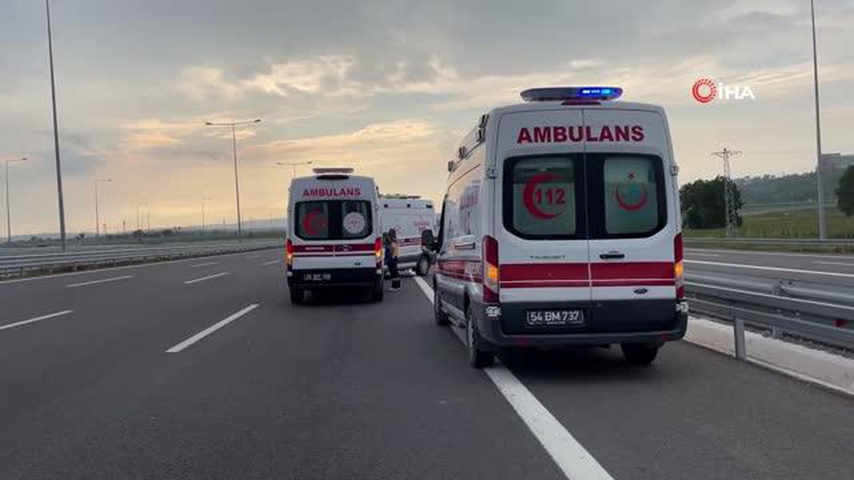 Kuzey Marmara Otoyolu\'nda tır ile hafifi ticari araç çarpıştı: 2\'si çocuk 7 yaralı