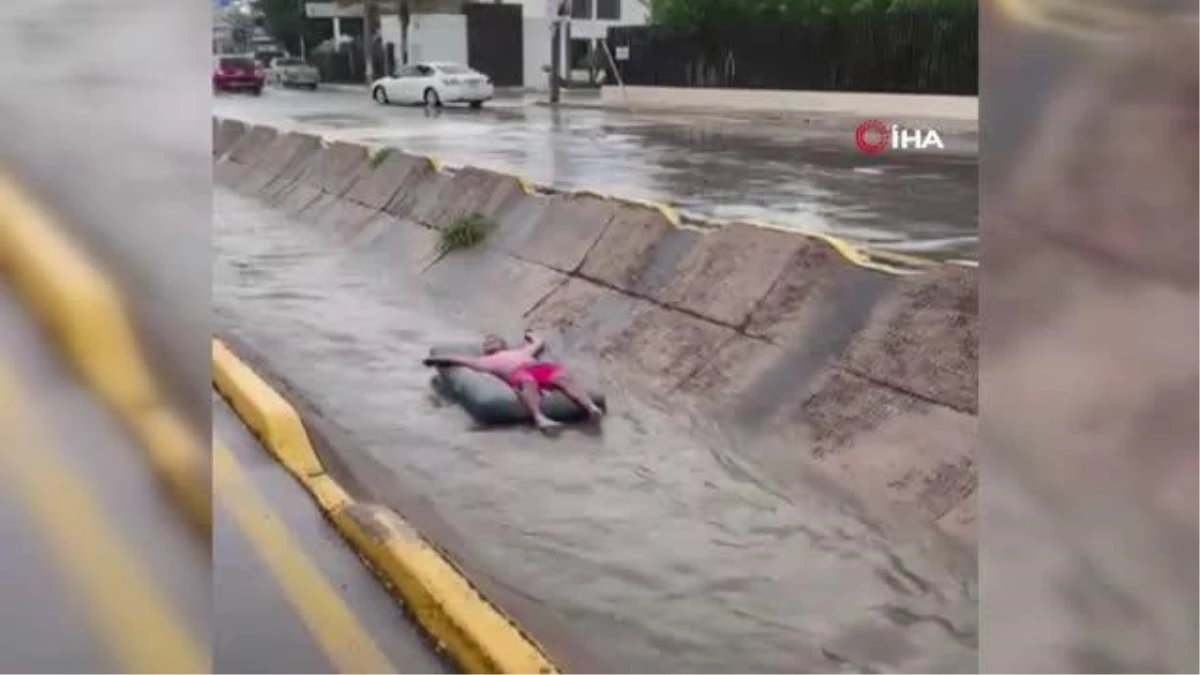 Meksika\'da yağmur suyu kanalında şişme yatakla giden adam akıntıya kapıldı