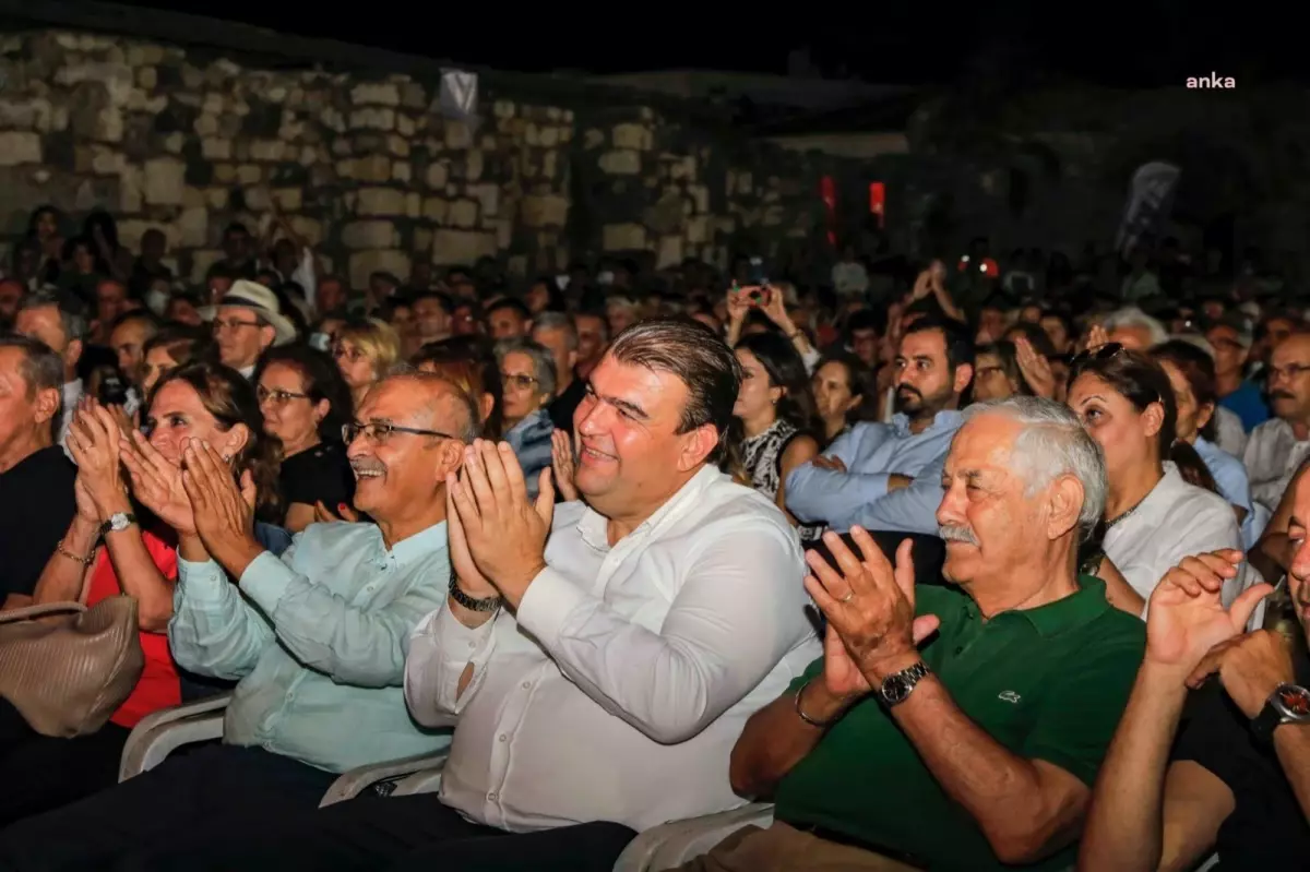 Müjdat Gezen ve Kızı Elif "Baba Kız" Oyunu ile Seferihisar\'da Sahneye Çıktı