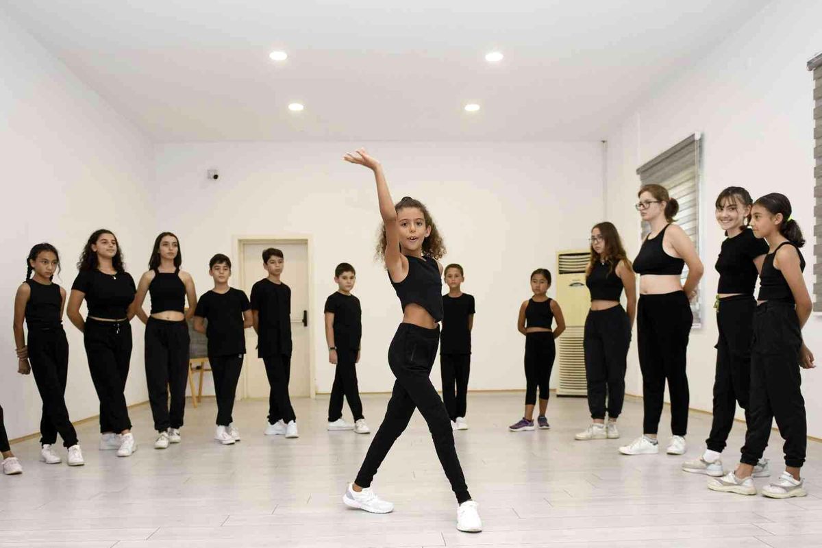 Muratpaşa\'da salon dansları topluluğu