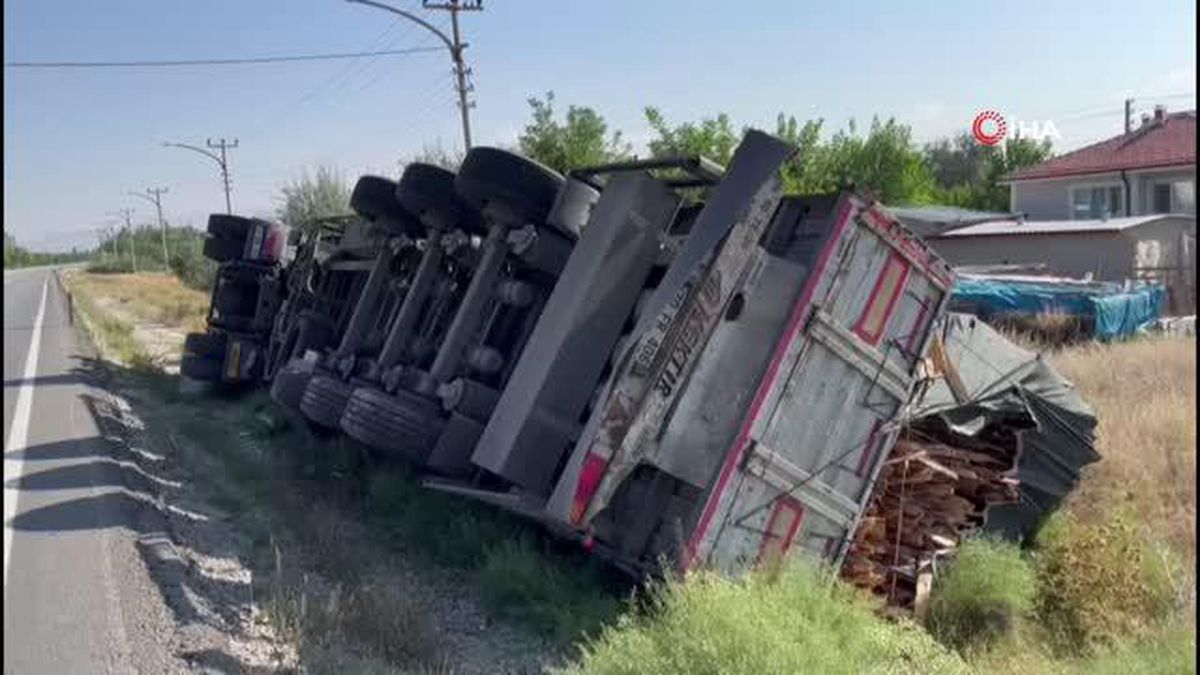 Odun yüklü tır devrildi, 1 kişi yaralandı