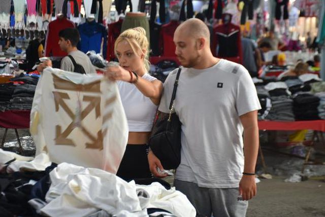 Türkiye'ye hafta sonları gelip alışveriş yapan Bulgar turistlerin toplamda 3 milyonu bulması bekleniyor