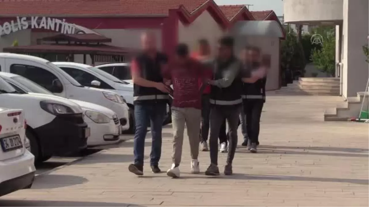 Adana\'da polise ateş açılmasıyla ilgili yakalanan 3 zanlıdan biri tutuklandı