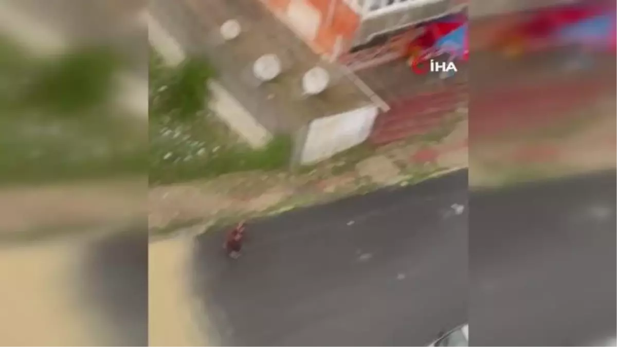 Sağanak yağıştan göle dönen yolda çocuklar yüzdü