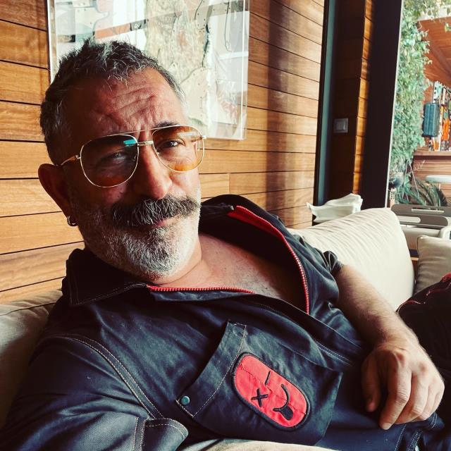 Şarkıcı Ege, 'Askerlik hatırası' diyerek Cem Yılmaz'la 21 yıl önceki fotoğrafını paylaştı Şarkıcı Ege, 'Askerlik hatırası' diyerek Cem Yılmaz'la 21 yıl önceki fotoğrafını paylaştı