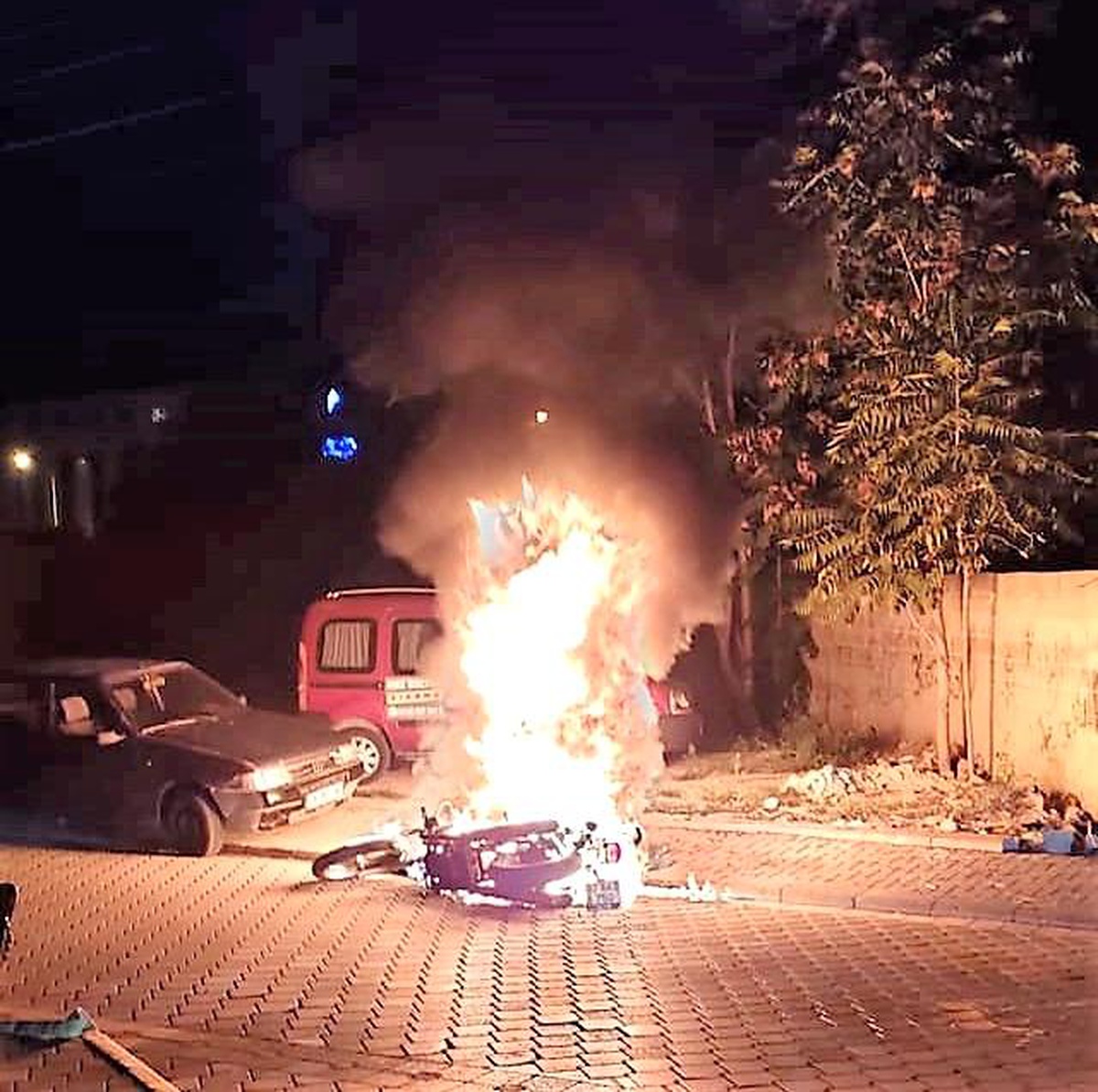 Seyir halindeki lüks motosiklet alev alev yandı