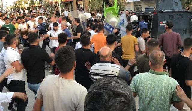 Şırnak'ta 19 yaşındaki kıza taciz iddiası ortalığı savaş alanına çevirdi, bir kişi linç edilmek istendi Şırnak'ta 19 yaşındaki kıza taciz iddiası ortalığı savaş alanına çevirdi, bir kişi linç edilmek istendi