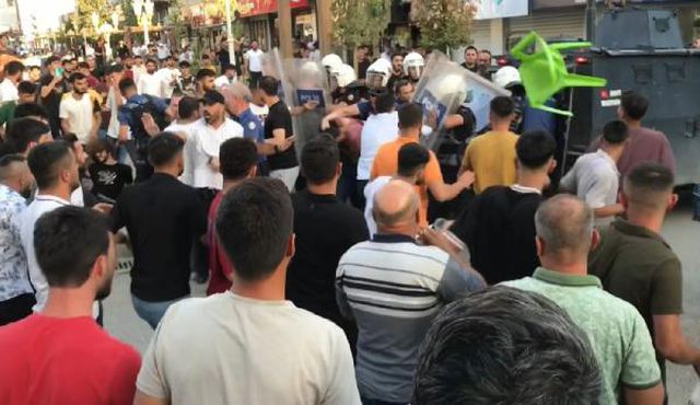 Şırnak'ta 19 yaşındaki kıza taciz iddiası ortalığı savaş alanına çevirdi, bir kişi linç edilmek istendi Şırnak'ta 19 yaşındaki kıza taciz iddiası ortalığı savaş alanına çevirdi, bir kişi linç edilmek istendi