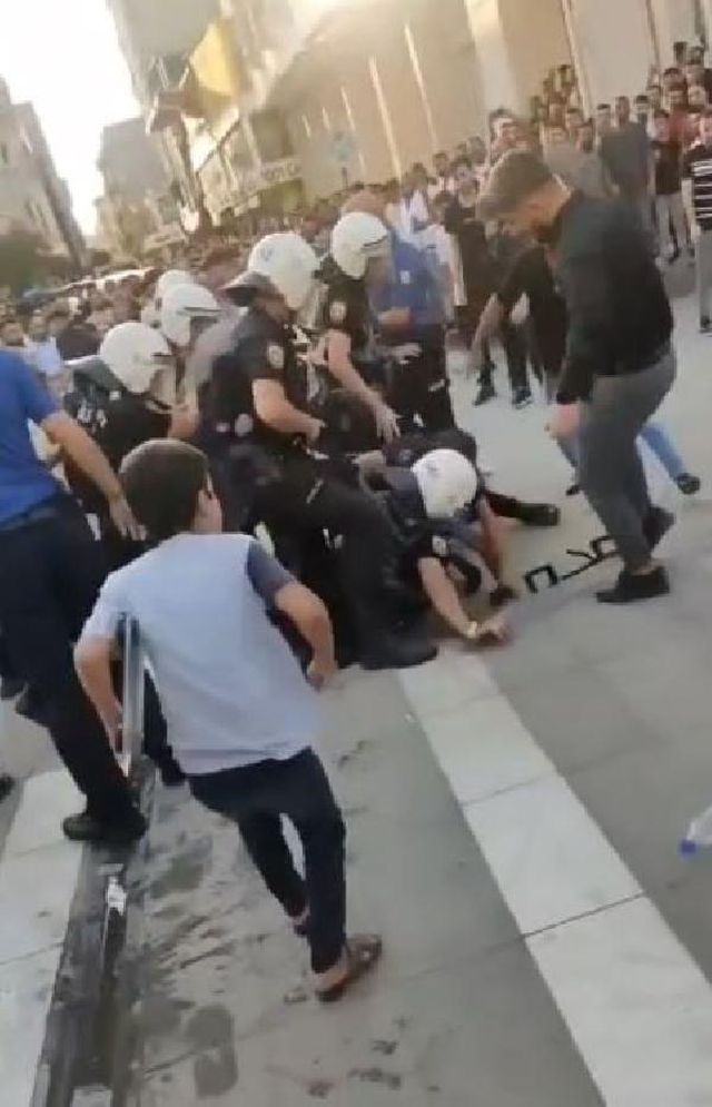Şırnak'ta 19 yaşındaki kıza taciz iddiası ortalığı savaş alanına çevirdi, bir kişi linç edilmek istendi Şırnak'ta 19 yaşındaki kıza taciz iddiası ortalığı savaş alanına çevirdi, bir kişi linç edilmek istendi