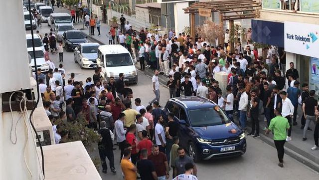 Şırnak'ta 19 yaşındaki kıza taciz iddiası ortalığı savaş alanına çevirdi, bir kişi linç edilmek istendi Şırnak'ta 19 yaşındaki kıza taciz iddiası ortalığı savaş alanına çevirdi, bir kişi linç edilmek istendi
