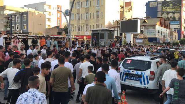 Şırnak'ta 19 yaşındaki kıza taciz iddiası ortalığı savaş alanına çevirdi, bir kişi linç edilmek istendi Şırnak'ta 19 yaşındaki kıza taciz iddiası ortalığı savaş alanına çevirdi, bir kişi linç edilmek istendi
