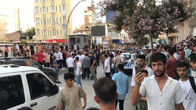Şırnak'ta 19 yaşındaki kıza taciz iddiası ortalığı savaş alanına çevirdi, bir kişi linç edilmek istendi Şırnak'ta 19 yaşındaki kıza taciz iddiası ortalığı savaş alanına çevirdi, bir kişi linç edilmek istendi