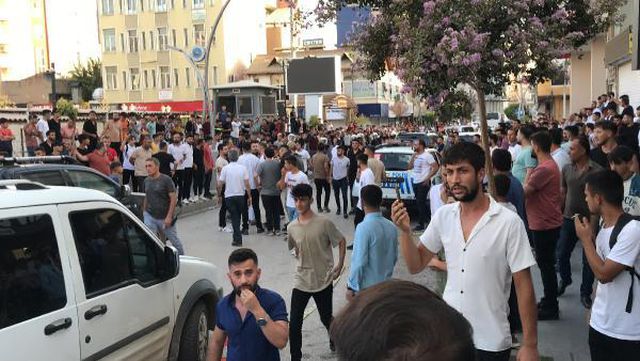 Şırnak'ta 19 yaşındaki kıza taciz iddiası ortalığı savaş alanına çevirdi, bir kişi linç edilmek istendi Şırnak'ta 19 yaşındaki kıza taciz iddiası ortalığı savaş alanına çevirdi, bir kişi linç edilmek istendi