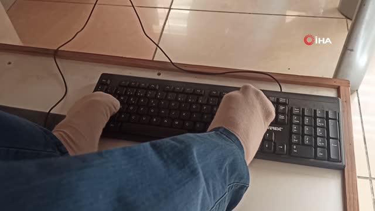 Spastik engelli ayak parmaklarıyla web tasarımı yapıyor