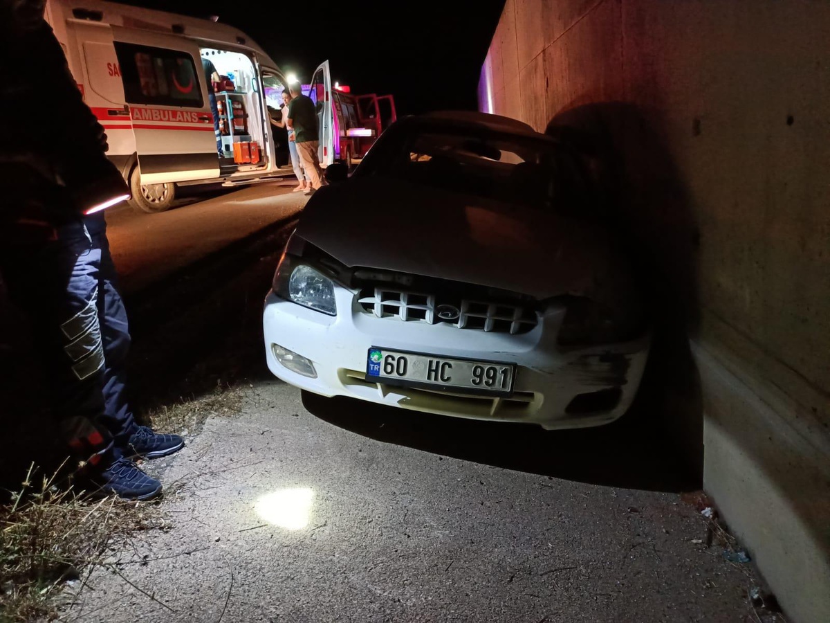 Tokat\'ta duvara çarpan otomobildeki 4 kişi yaralandı