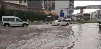 Turgutlu'da sağanak yağış yolları göle çevirdi