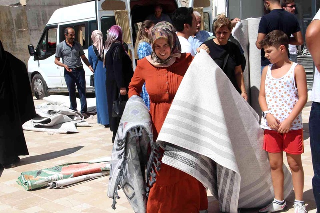 Ucuza halı satıldığını duyan vatandaşlar, mağaza önünde izdiham oluşturdu Ucuza halı satıldığını duyan vatandaşlar, mağaza önünde izdiham oluşturdu