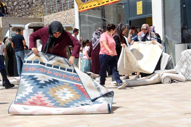Ucuza halı satıldığını duyan vatandaşlar, mağaza önünde izdiham oluşturdu Ucuza halı satıldığını duyan vatandaşlar, mağaza önünde izdiham oluşturdu
