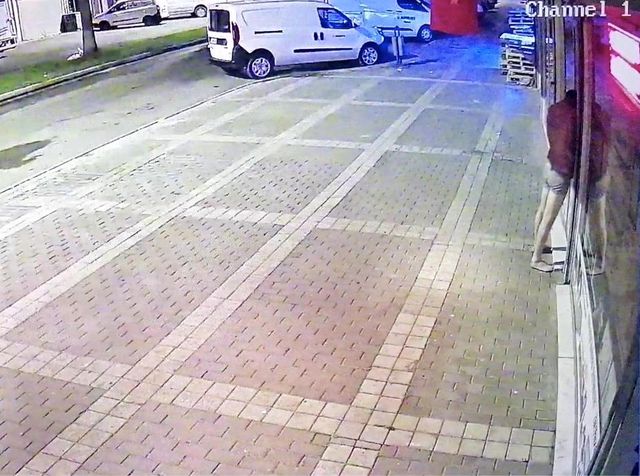 Üzerinde sadece iç çamaşırıyla işyerinin kapısında ihtiyaç giderirken 'hırsız' zannedilip darp edildi Üzerinde sadece iç çamaşırıyla işyerinin kapısında ihtiyaç giderirken 'hırsız' zannedilip darp edildi