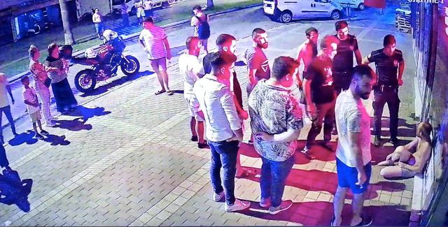 Üzerinde sadece iç çamaşırıyla işyerinin kapısında ihtiyaç giderirken 'hırsız' zannedilip darp edildi Üzerinde sadece iç çamaşırıyla işyerinin kapısında ihtiyaç giderirken 'hırsız' zannedilip darp edildi