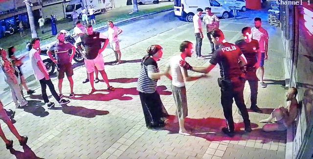 Üzerinde sadece iç çamaşırıyla işyerinin kapısında ihtiyaç giderirken 'hırsız' zannedilip darp edildi Üzerinde sadece iç çamaşırıyla işyerinin kapısında ihtiyaç giderirken 'hırsız' zannedilip darp edildi
