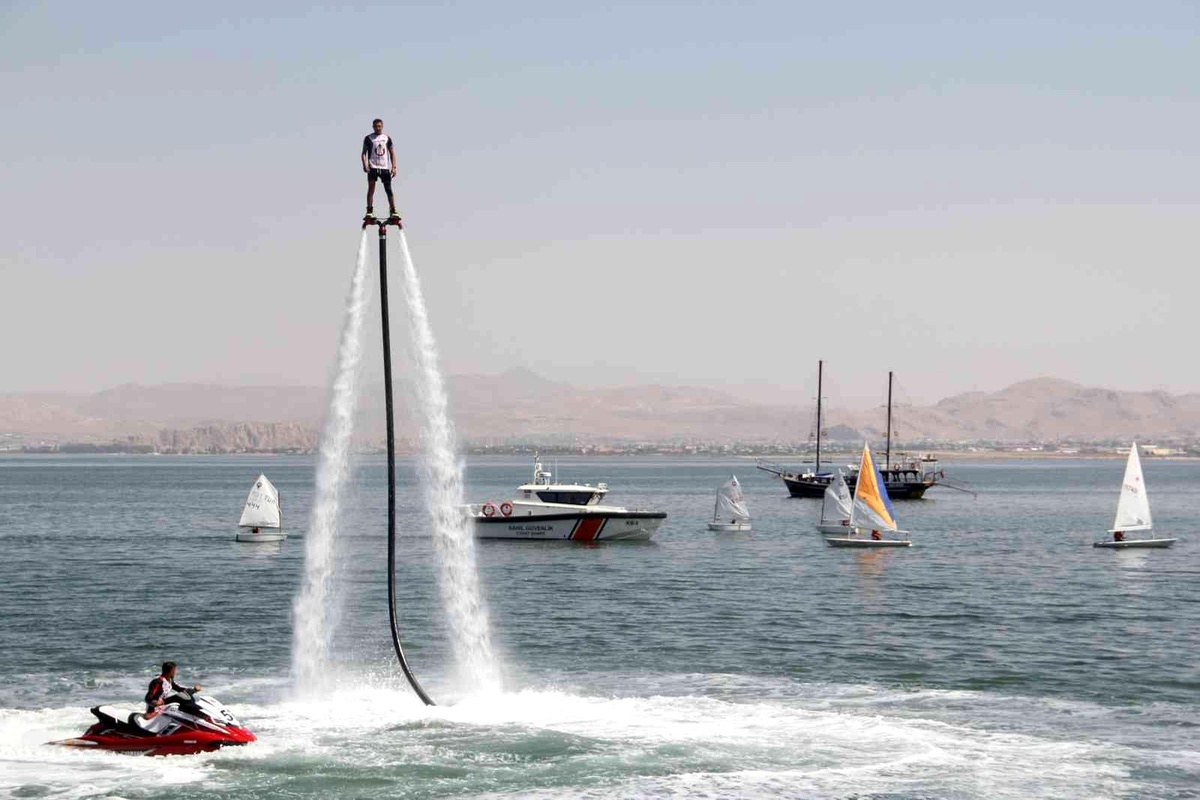Van Gölü\'nde renkli görüntüler: Flyboard gösterisi nefes kesti