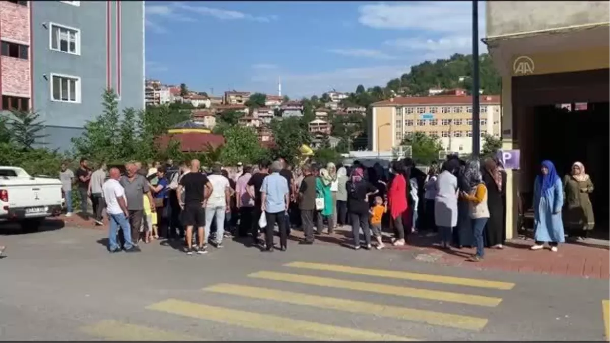 Zonguldak'ta yük treninin çarptığı amatör futbolcu son yolculuğuna uğurlandı